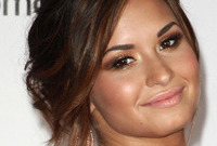 Demi-lovatos-romantic-hair-and-makeup-side
